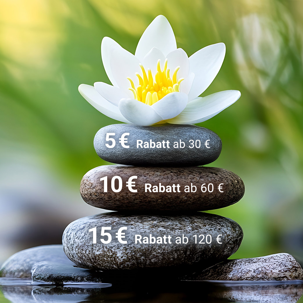 Ein Stapel aus glatten Steinen steht in einem ruhigen Gewässer, gekrönt von einer Lotusblume. Auf den Steinen sind gestaffelte Rabattangebote zu sehen: '5 € Rabatt ab 30 €', '10 € Rabatt ab 60 €' und '15 € Rabatt ab 120 €'.