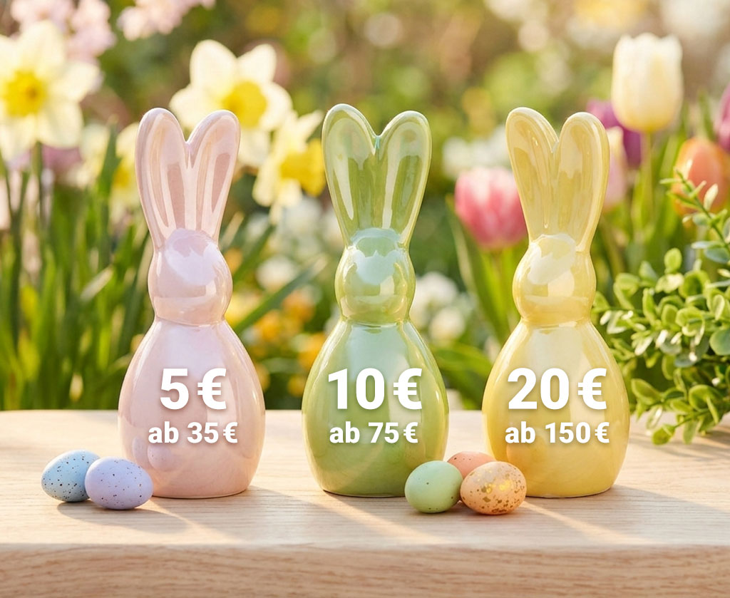 Drei pastellfarbene Hasenfiguren in Rosa, Grün und Gelb mit Osterdeko und Eiern. Eingeblendete Aktion: 5 € ab 35 €, 10 € ab 75 €, 20 € ab 150 €. Frühlingshafte Szene mit Blumen im Hintergrund.
