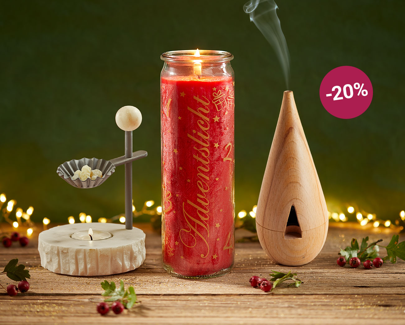 Eine leuchtend rote Kerze brennt hell, daneben ein Weihrauchstövchen und ein Räucherkegelhalter, aus dem feiner Rauch aufsteigt. Goldene Lichterketten verleihen der Szene eine festliche, warme Ausstrahlung.