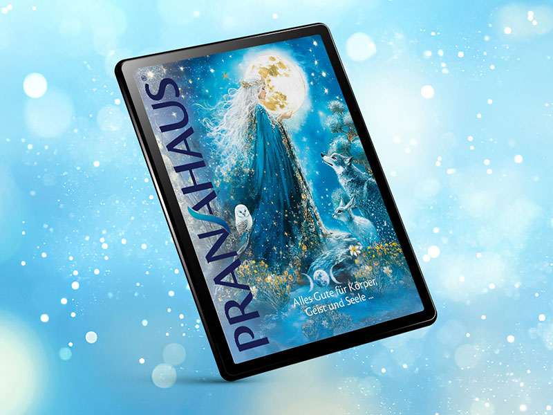 Digitaler Blätterkatalog von PranaHaus auf einem Tablet dargestellt. Das Cover zeigt die leuchtende Mondgöttin in blau-goldener Traumwelt.