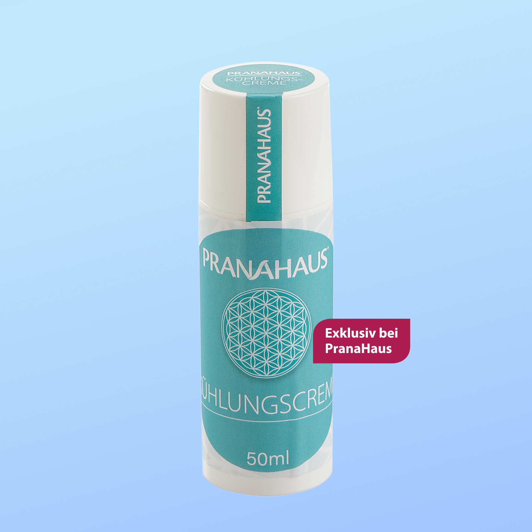 Weiße Flasche mit türkisfarbenem Etikett der PranaHaus Kühlungscreme (50 ml) vor blauem Hintergrund, mit dem Hinweis „Exklusiv bei PranaHaus“.