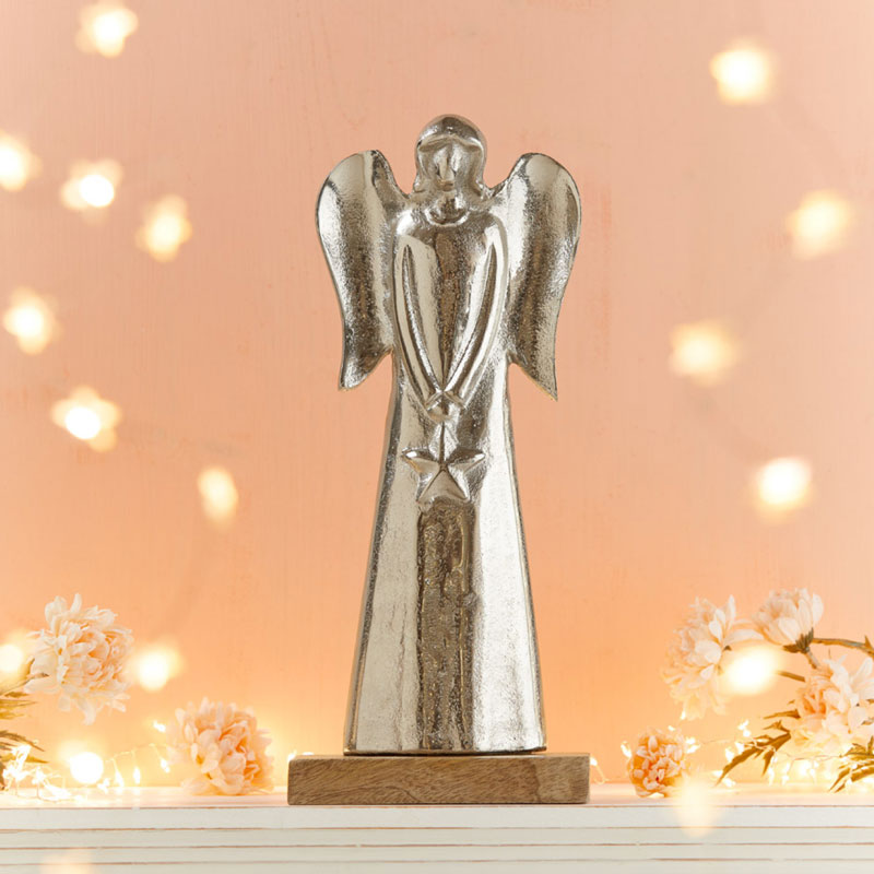 Silberne metallene Statue eines Engels, der einen Stern hält, mit Holzsockel.