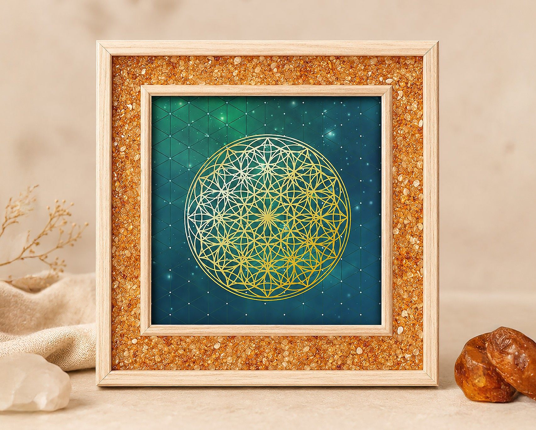 Ein quadratisches Wandbild mit goldfarbenem Rahmen zeigt eine filigrane goldene Blume des Lebens auf dunkelgrünem Hintergrund, dekoriert mit glitzernden Elementen.