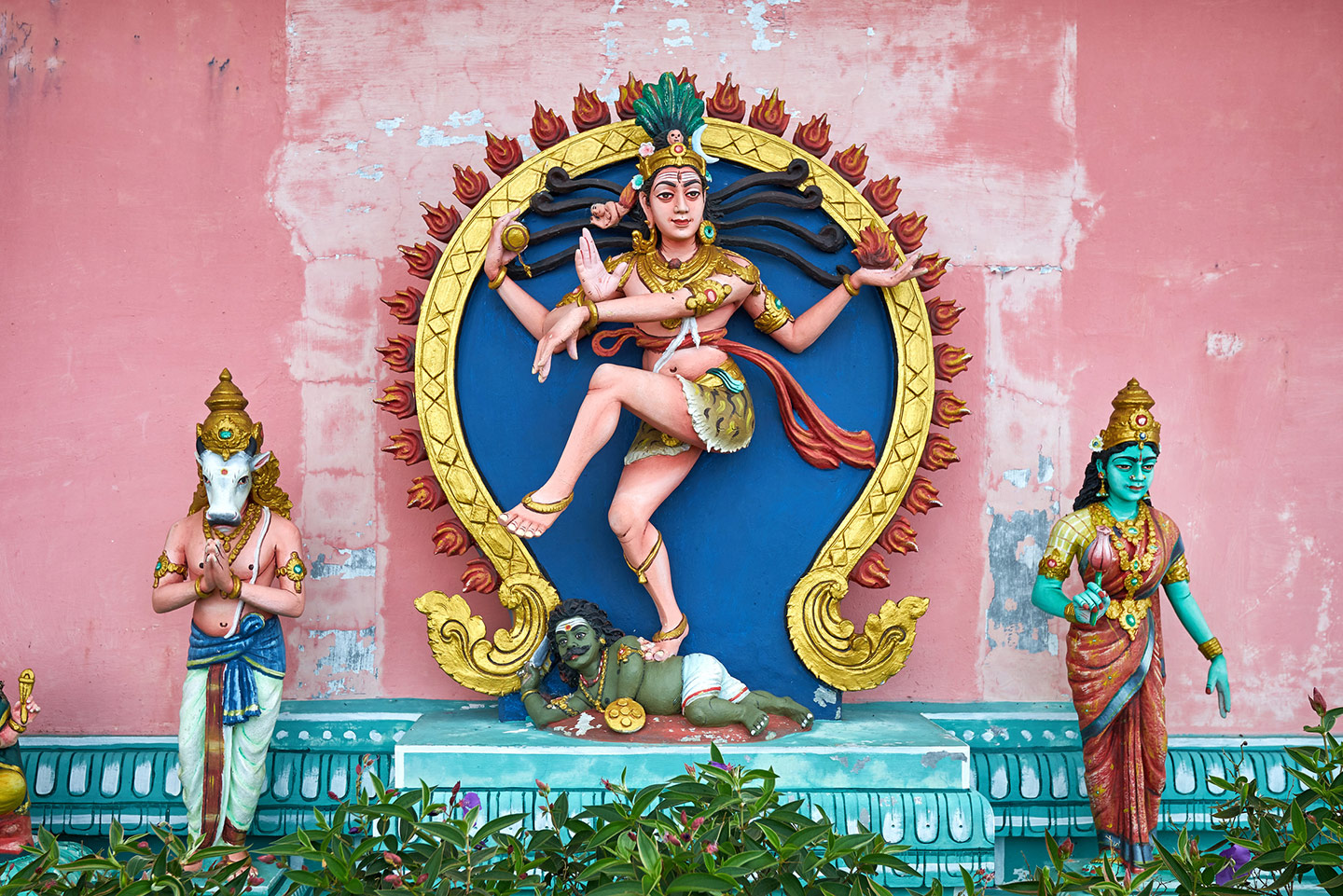 Farbenfrohe Statuen der Hindu-Gottheiten Shiva, Nandi und Parvati in einem Tempel