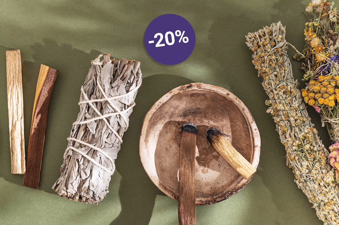 Arrangement aus Räucherwerk mit Salbei-Bündel, Palo Santo Hölzern und Kräuterbündeln. Darüber ein Hinweis „-20%“. 