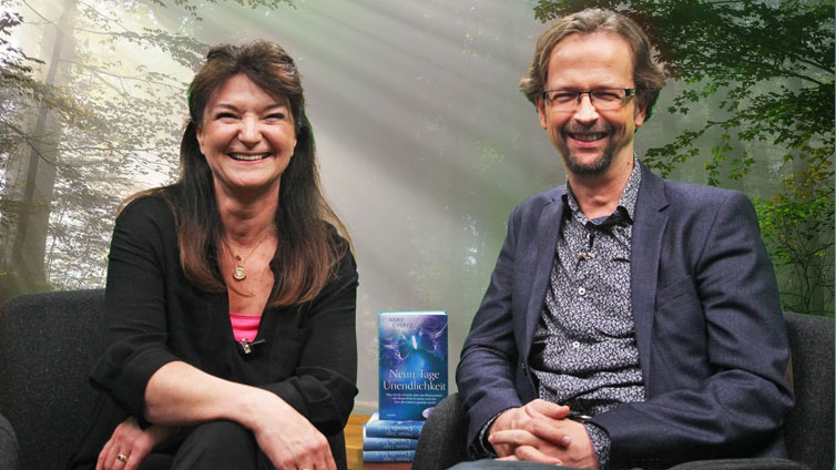 Anke Everzt und der Moderator Thomas sitzen nebeneinander und lachen in die Kamera.