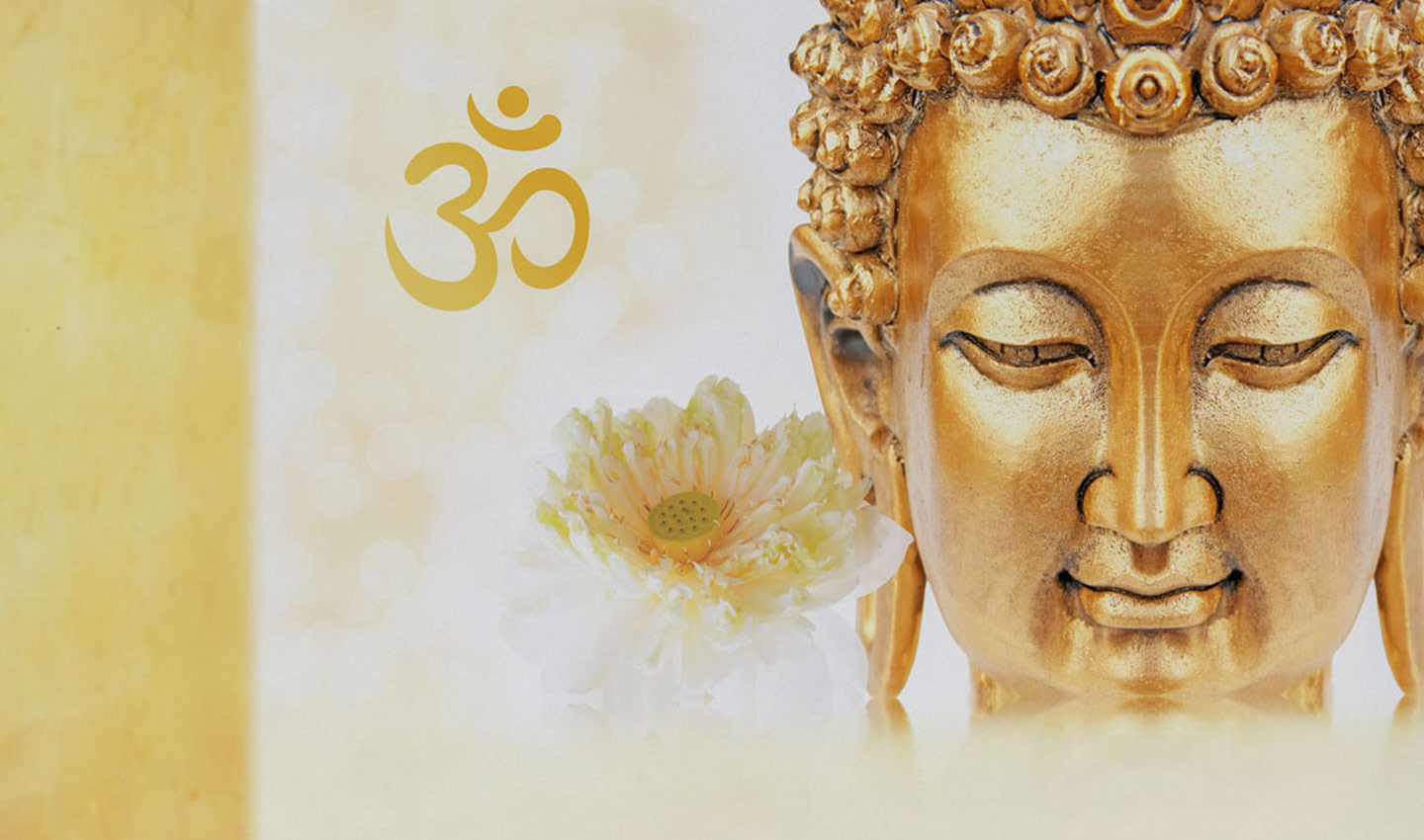 Gesicht einer goldenen Buddha-Statue, links daneben eine Lotusblume und das OM-Symbol