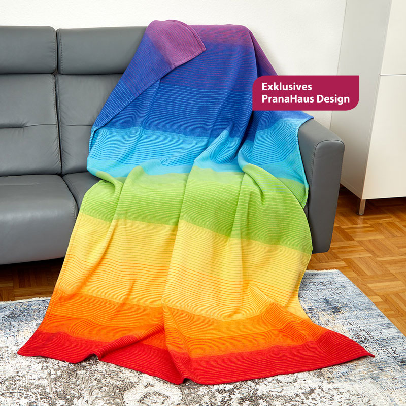 Decke in Chakra-Farben auf einem Sofa
