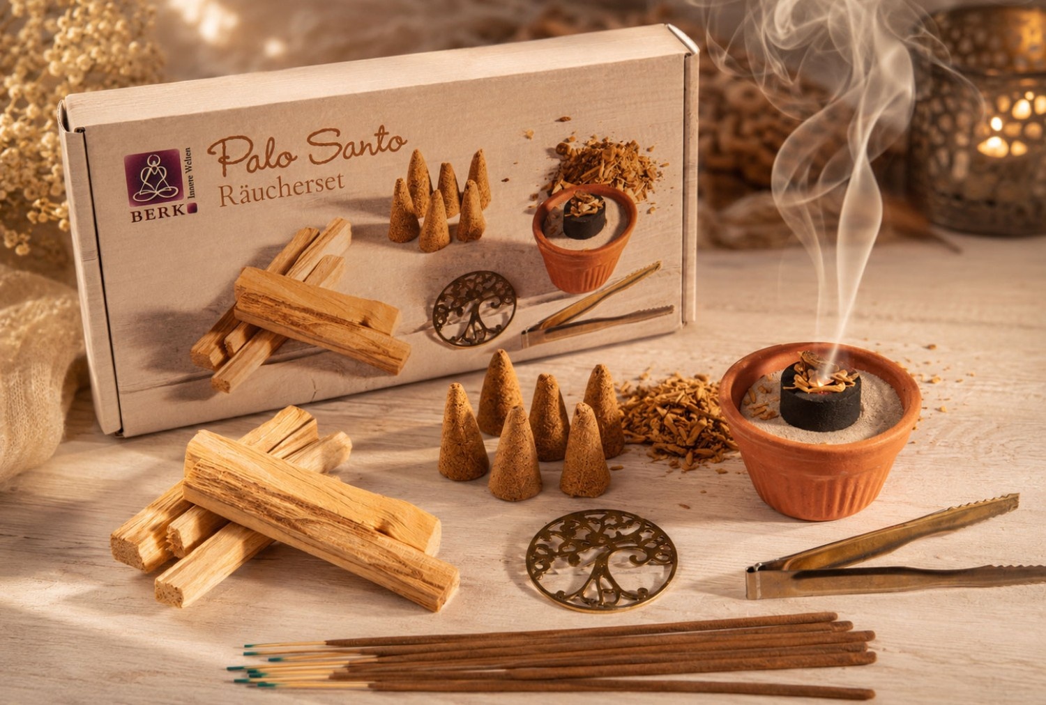 Ein „Palo Santo Räucherset“ mit Holzstücken, Räucherkegeln, Räucherstäbchen und einem rauchenden Gefäß auf einem dekorierten Tisch.